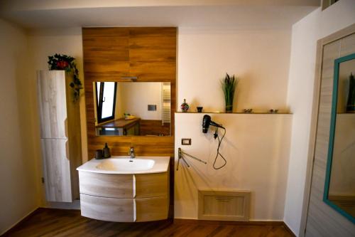 La salle de bains est pourvue d'un lavabo et d'un miroir. dans l'établissement Dream House, à Piazza Armerina