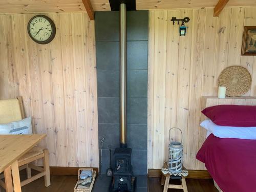 una camera da letto con stufa a legna di Suzie - Uk41184 a Wootton Bridge