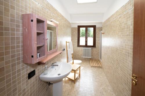 a bathroom with a sink and a mirror at Il Golfarone in Villa Minozzo