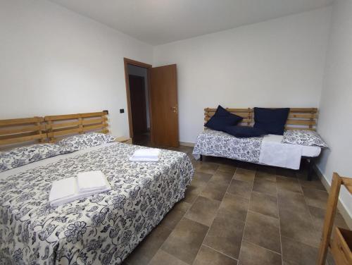 1 dormitorio con 2 camas y sofá en Il Golfarone, en Villa Minozzo