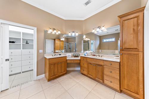 baño con 2 lavabos y espejo grande en Eagle's Nest, en Gulf Shores