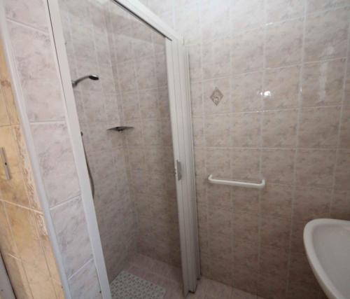 ロゾリーナ・マーレにあるApartment in Rosolina Mare 25019のバスルーム(ガラスドア付きのシャワー付)