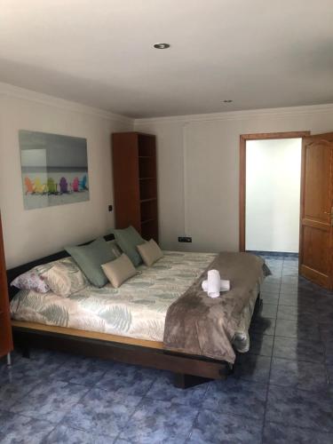 A bed or beds in a room at 110 square meters, 5 min of all-Best area of Las Palmas