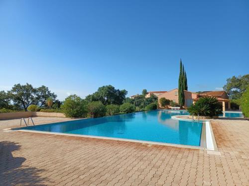 une piscine au milieu d'une maison dans l'établissement APPARTEMENT CLIMATISE - TERRASSE AVEC APERCU MER - GOLF DE ST TROPEZ, aux Issambres