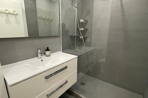 une salle de bain avec un lavabo et une douche dans l'établissement Stunning 1 BR 3 pers Résidence Cannes Suquet Vieux Port Croisette 1 mn by Olam Properties, à Cannes