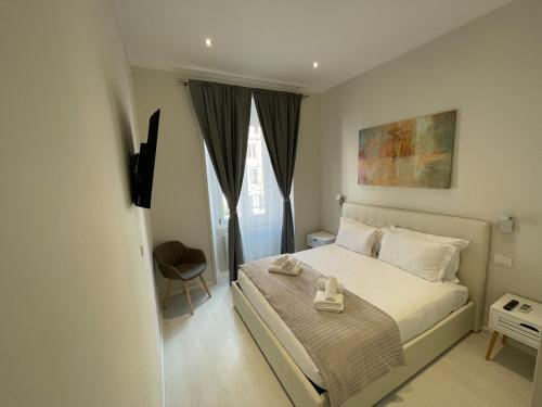 una camera con un letto e un vassoio di Quintus Luxury Suites a Roma