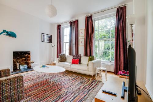 Istumisnurk majutusasutuses Bright Two Bedroom Apartment Near Vibrant Camden Town