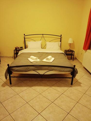 sypialnia z łóżkiem i dwoma ręcznikami na nim w obiekcie Detached house with a lovely yard 5' walk from Metro Station Agios Dimitrios and METRO MALL w Atenach