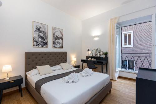 Augusto Imperatore by Rental in Rome في روما: غرفة نوم بسريرين ومكتب ونافذة