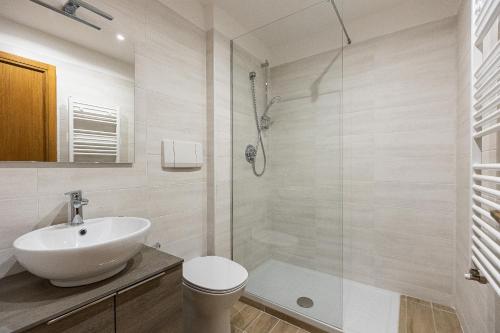 Augusto Imperatore by Rental in Rome في روما: حمام مع حوض ومرحاض ودش