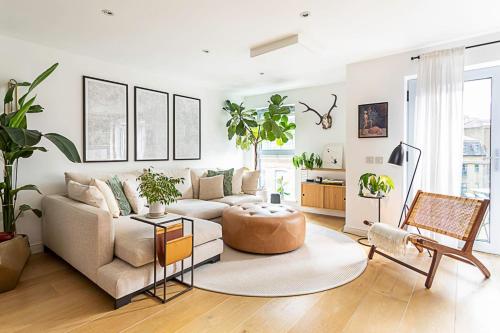 a living room with a couch and a table at Slick apartment In Quaint Battersea Square in London