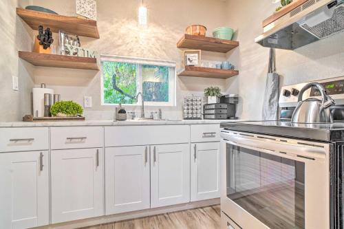 Adorable Studio Cottage Walkable to Town! – Photos 2