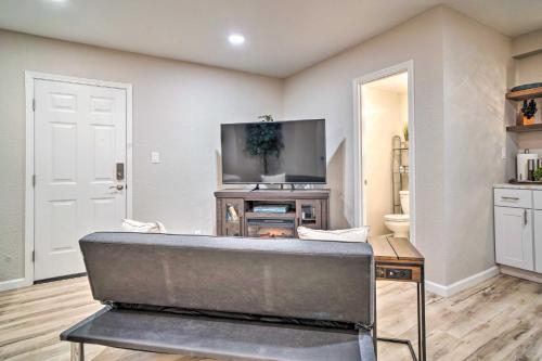 Adorable Studio Cottage Walkable to Town! – Photos 3