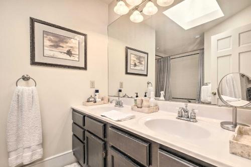 Ένα μπάνιο στο Private Home with Hot Tub Near Jay Peak Slopes