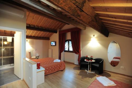 una camera d'albergo con letto e specchio di Honey Rooms Ferrara a Ferrara