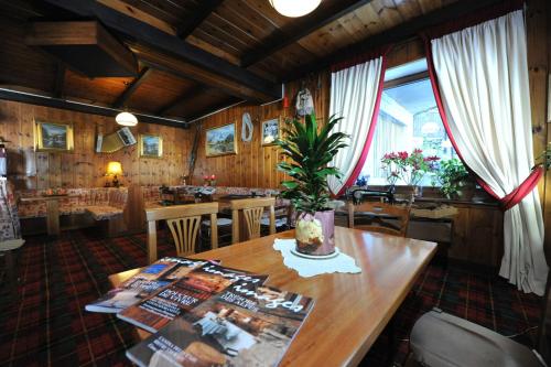 a dining room with a table with a plant on it at Hotel Etoile De Neige in Valtournenche
