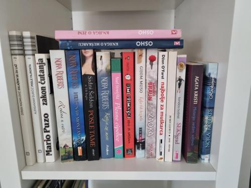 a book shelf filled with lots of books at HOOPOVO HOUSE Fruška gora in Irig
