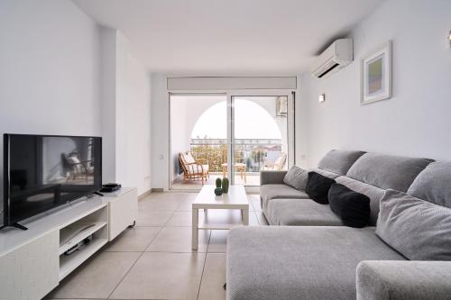 TV a/nebo společenská místnost v ubytování WELCS DUPLEX 026 EMP frente al canal y vistas