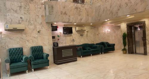 um átrio com sofás e cadeiras num edifício em غيوم em Meca