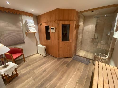 克松呂普隆熱默的住宿－Maison d'hôtes La Devinière - Spa accessible toute l'année，一间带淋浴的浴室和一张长凳
