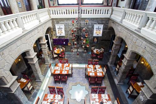 an overhead view of a restaurant with tables and chairs at Roka Plaza Hotel Boutique in Ambato