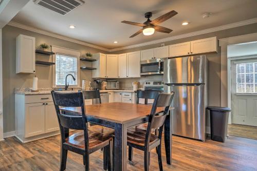 Η κουζίνα ή μικρή κουζίνα στο Cozy Blackstone Getaway Less Than 2 Mi to Downtown!