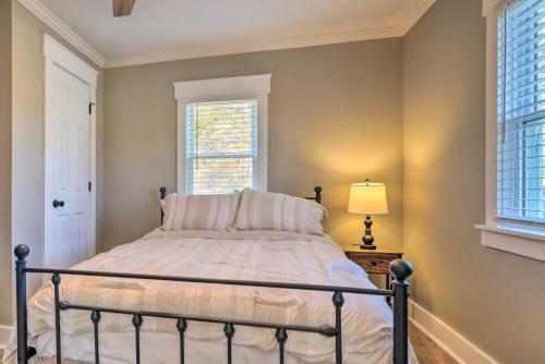 Ένα ή περισσότερα κρεβάτια σε δωμάτιο στο Cozy Blackstone Getaway Less Than 2 Mi to Downtown!