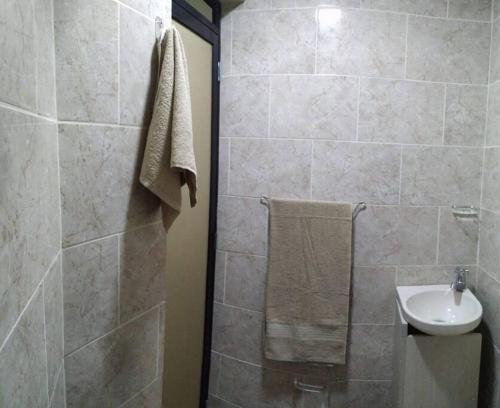 y baño con ducha, lavabo y aseo. en Acogedor aparta estudio en Medellín, en Medellín
