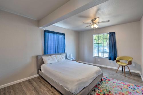 um quarto com uma cama, uma ventoinha de tecto e uma janela em Pet-Friendly Sacramento Home Less Than 5 Mi to Dtwn! em Sacramento