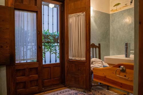 uma casa de banho com um lavatório, uma banheira e uma janela em Casa Palacio Rincón de la Catedral em Toledo