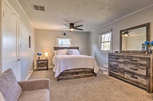um quarto com uma cama, uma cómoda e um espelho em Updated Home Near Indianapolis Motor Speedway em Indianápolis