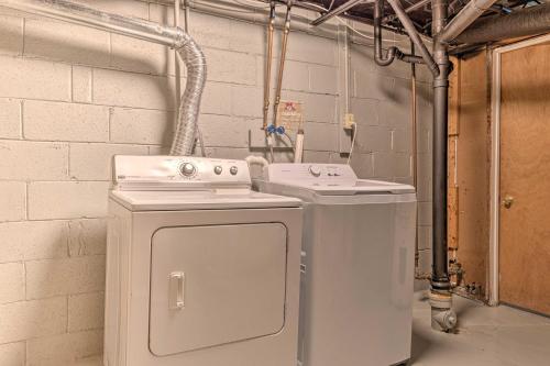 lavadora y lavamanos en una habitación en Updated Home Near Indianapolis Motor Speedway, en Indianápolis