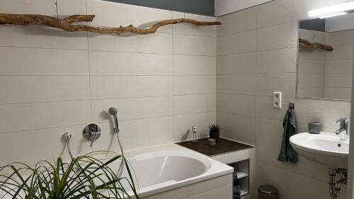 Vonios kambarys apgyvendinimo įstaigoje ARYVE ErfurterLoft - Boutique Loft zentrumsnah mit kostenfreien Parkplätzen, Design-Interieur und Netflix