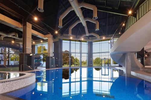 una gran piscina con un tobogán en un edificio en Cameron House Lodges en Balloch