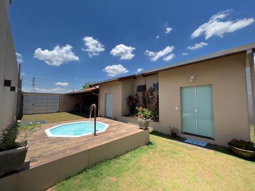 a backyard with a hot tub in the yard at Casa c/ quartos separados + churrasqueira ampla. in Brotas
