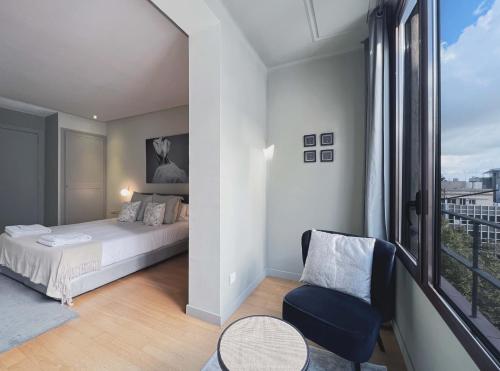 - une chambre avec un lit et une grande fenêtre dans l'établissement Stay U-nique Apartments Rambla Catalunya II, à Barcelone