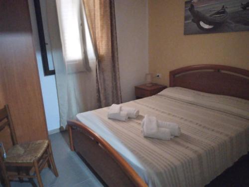 1 dormitorio con 1 cama con toallas en Appartamento Domenico en Lampedusa