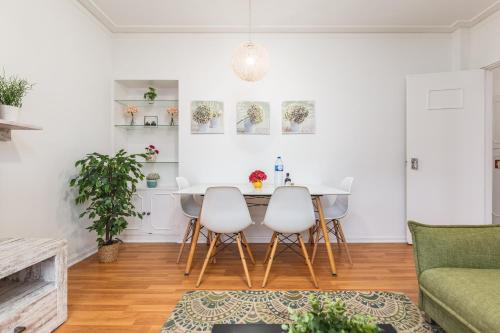 a living room with a table and chairs at Cosy Apartment with Veranda in Gaia - 1E in Vila Nova de Gaia