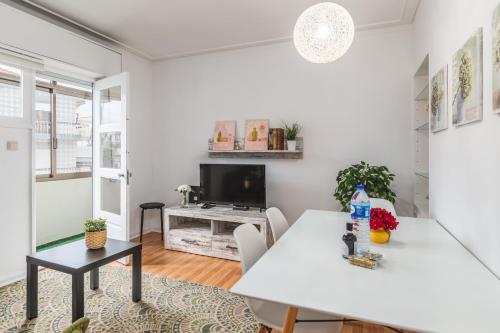 a living room with a white table and chairs at Cosy Apartment with Veranda in Gaia - 1E in Vila Nova de Gaia