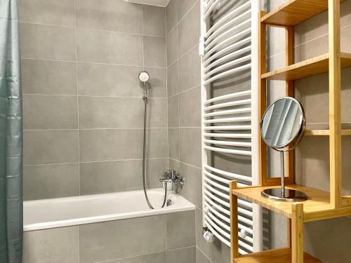 ein Bad mit einer Dusche und einem Spiegel in der Unterkunft Top CityView in Nivy