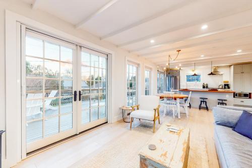 Modern Harbor Retreat – Photos 3