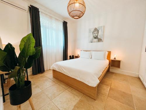Gorgeous beachfront condo in Cabarete - 2 bed 2 bath tesisinde bir odada yatak veya yataklar