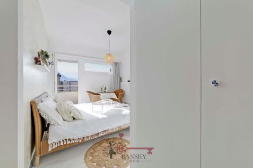 Habitación blanca con cama y ventana en Modern BOHO STYLE SUITE in Lugano City -By EasyLife Swiss, en Lugano