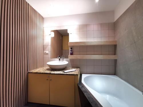 Kúpeľňa v ubytovaní NOŻOWNICZA Apartment ~ Self Check-In 24h ~ Lift
