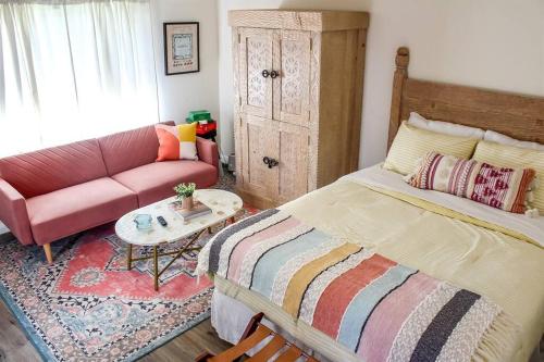 Newly Remodeled Sunshine Studio w/ Hot Tub (50)