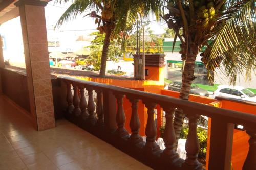 un balcon avec des palmiers et une vue sur une rue dans l'établissement Appartamenti Melissa, à Playa del Carmen