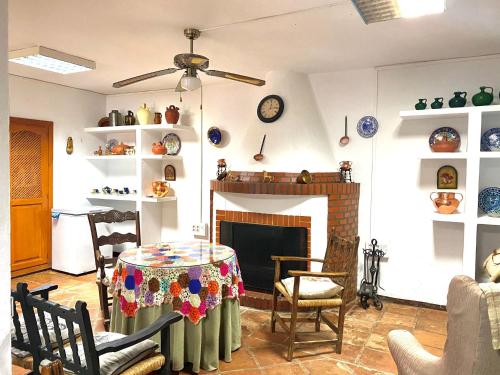 salon ze stołem i kominkiem w obiekcie Las maravillas de Manuel By Solymar Holiday w Maladze