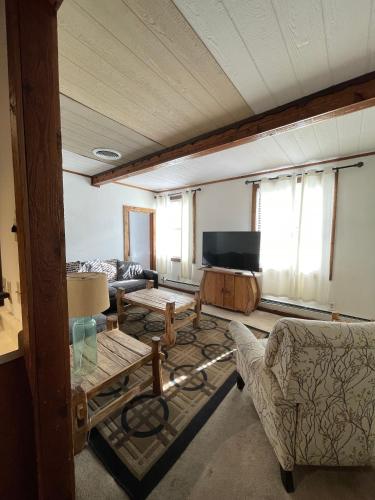TV a/nebo společenská místnost v ubytování Adventures Vacation Rentals