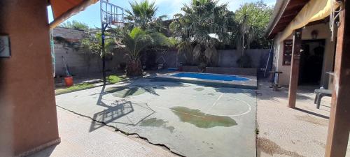 a yard with a swimming pool and a house at Casa quinta ramallo in Ramallo