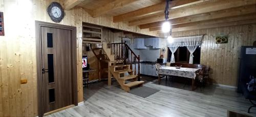 ein Zimmer mit einer Treppe und einer Uhr an der Wand in der Unterkunft Cabana Ana in Muntele Rece